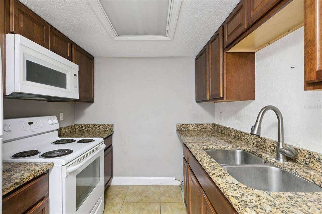 For Sale: $125,000 (2 beds, 2 baths, 897 Square Feet)