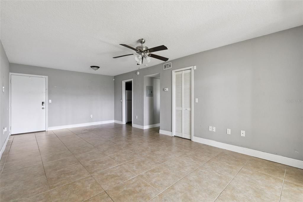For Sale: $125,000 (2 beds, 2 baths, 897 Square Feet)