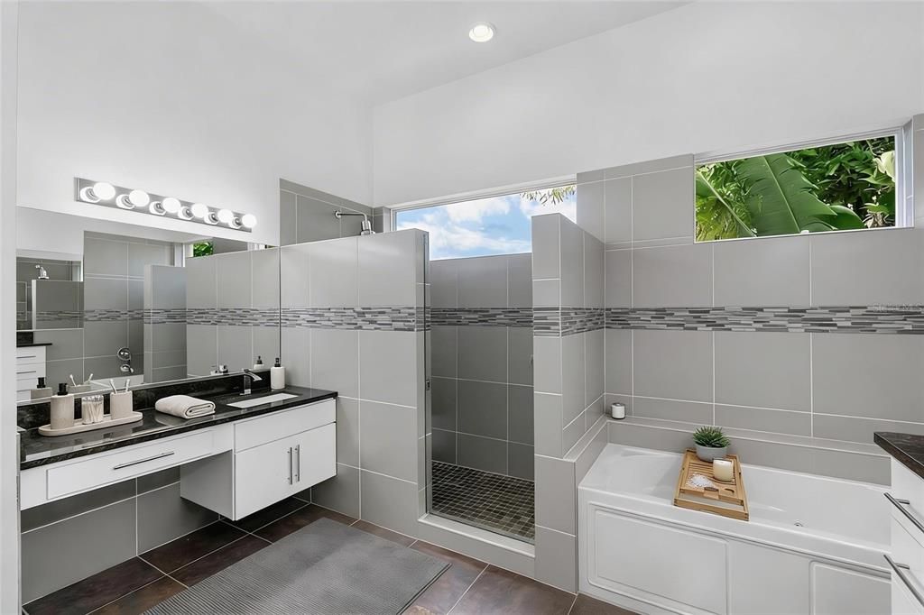 Activo con contrato: $2,495,000 (4 camas, 3 baños, 3875 Pies cuadrados)