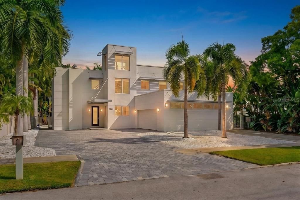 Activo con contrato: $2,495,000 (4 camas, 3 baños, 3875 Pies cuadrados)