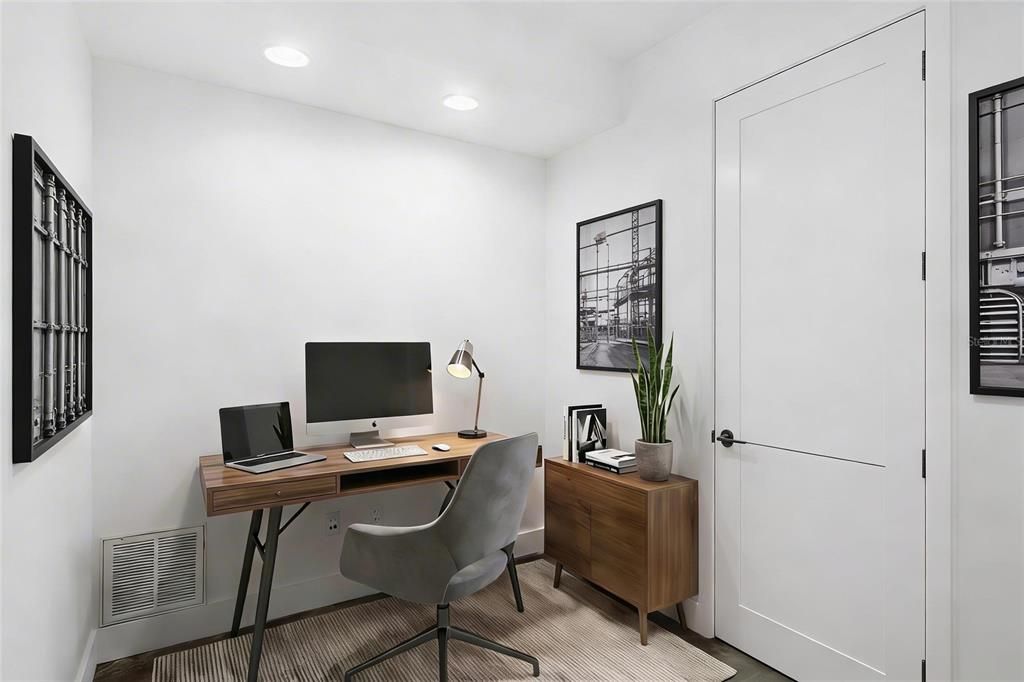 Activo con contrato: $2,495,000 (4 camas, 3 baños, 3875 Pies cuadrados)