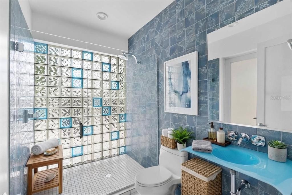Activo con contrato: $2,495,000 (4 camas, 3 baños, 3875 Pies cuadrados)