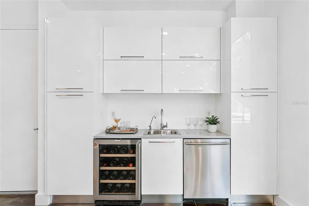 Activo con contrato: $2,495,000 (4 camas, 3 baños, 3875 Pies cuadrados)