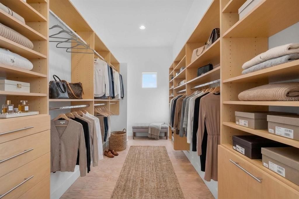 Activo con contrato: $2,495,000 (4 camas, 3 baños, 3875 Pies cuadrados)