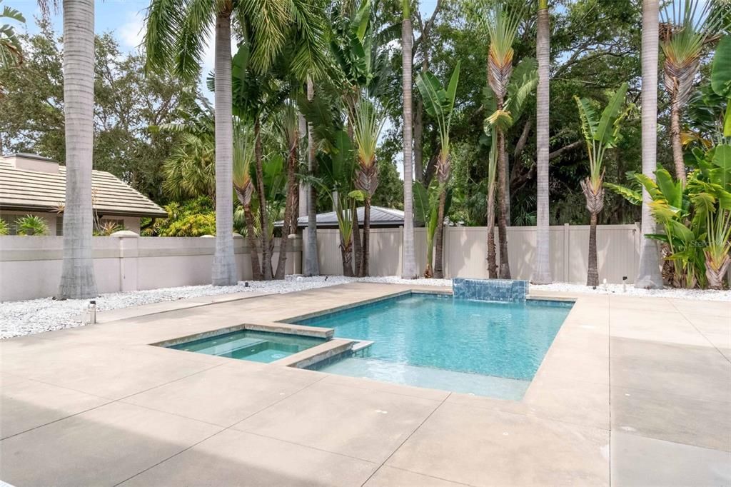 Activo con contrato: $2,495,000 (4 camas, 3 baños, 3875 Pies cuadrados)