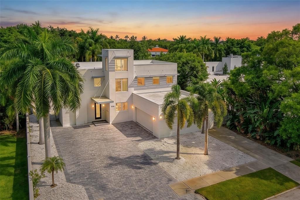 Activo con contrato: $2,495,000 (4 camas, 3 baños, 3875 Pies cuadrados)