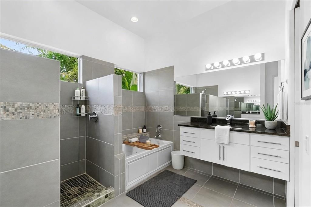 Activo con contrato: $2,495,000 (4 camas, 3 baños, 3875 Pies cuadrados)
