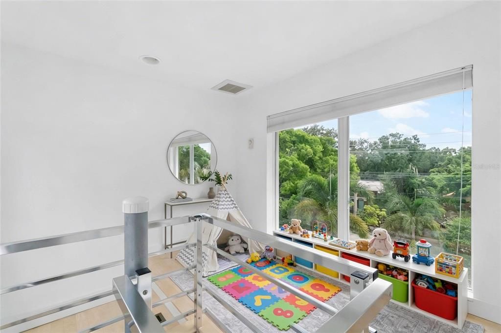 Activo con contrato: $2,495,000 (4 camas, 3 baños, 3875 Pies cuadrados)