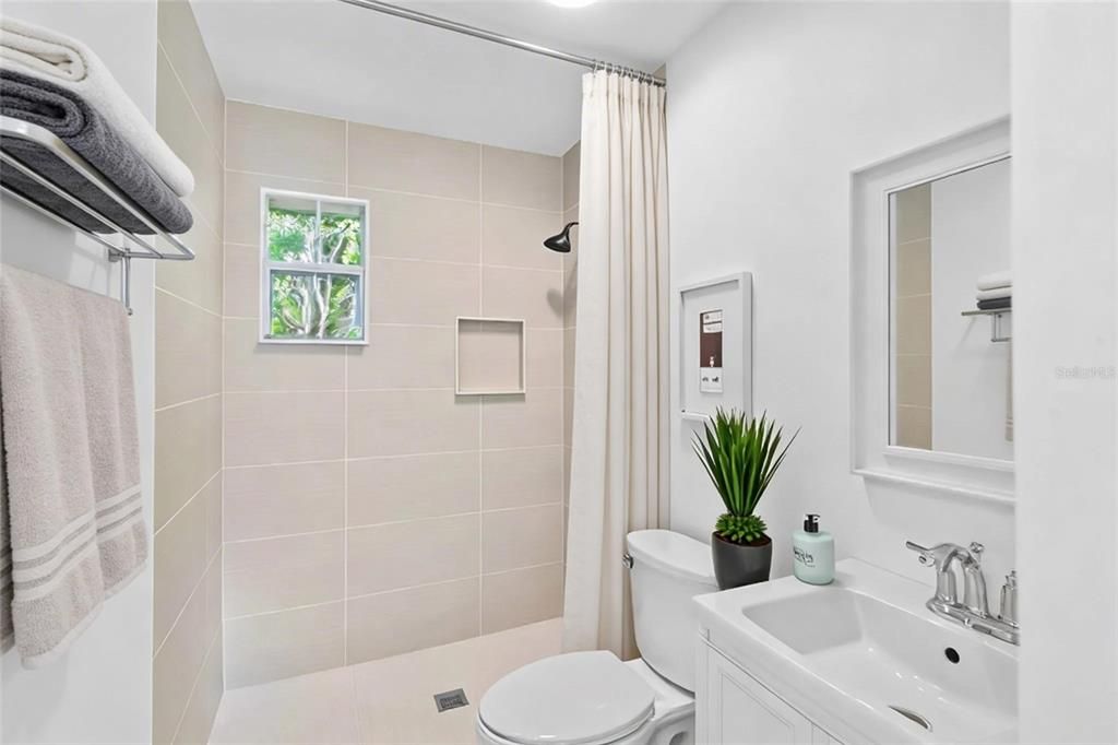 Activo con contrato: $2,495,000 (4 camas, 3 baños, 3875 Pies cuadrados)