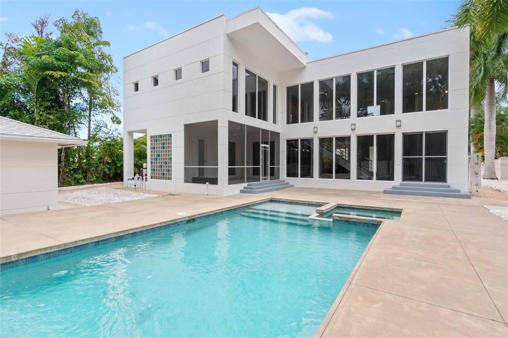 Activo con contrato: $2,495,000 (4 camas, 3 baños, 3875 Pies cuadrados)