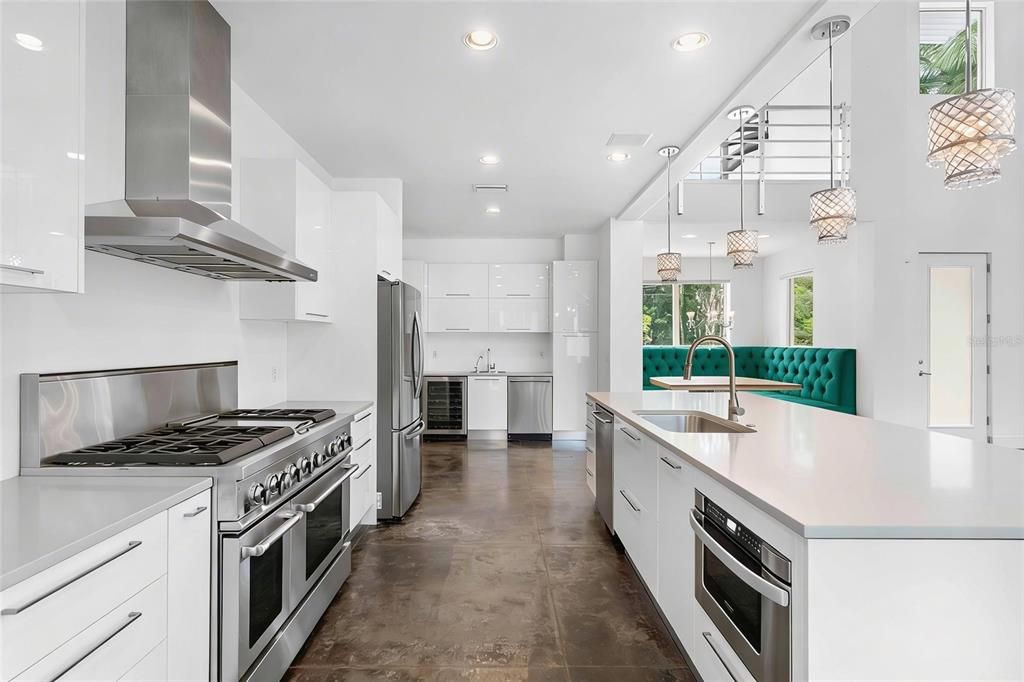 Activo con contrato: $2,495,000 (4 camas, 3 baños, 3875 Pies cuadrados)