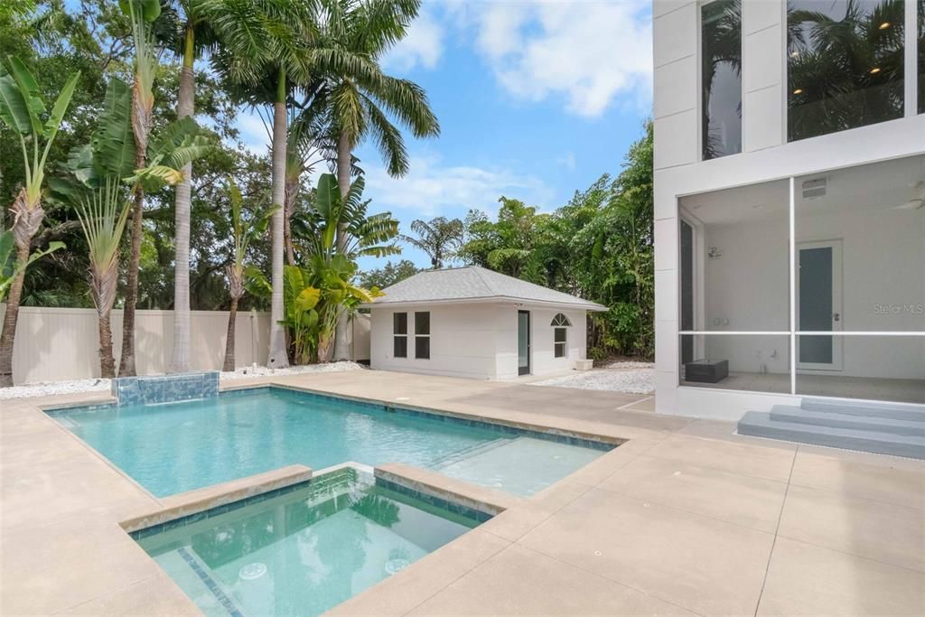 Activo con contrato: $2,495,000 (4 camas, 3 baños, 3875 Pies cuadrados)