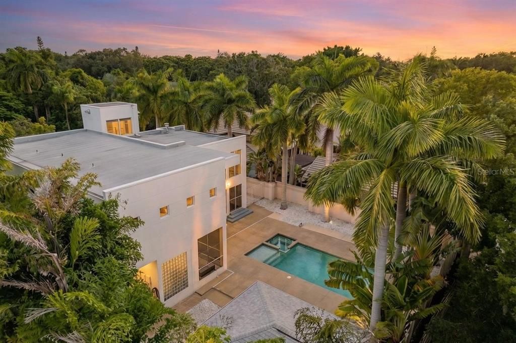 Activo con contrato: $2,495,000 (4 camas, 3 baños, 3875 Pies cuadrados)