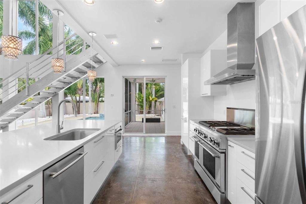 Activo con contrato: $2,495,000 (4 camas, 3 baños, 3875 Pies cuadrados)