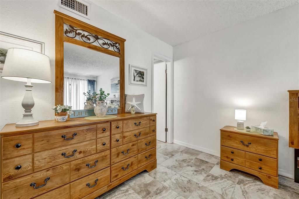 For Sale: $159,000 (2 beds, 2 baths, 1015 Square Feet)