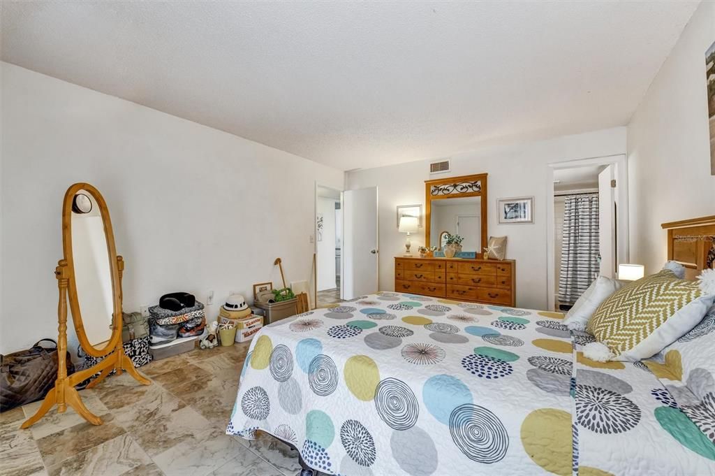 For Sale: $159,000 (2 beds, 2 baths, 1015 Square Feet)