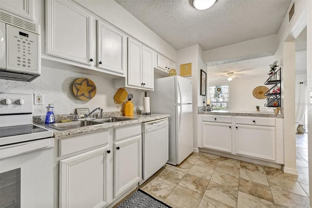 For Sale: $159,000 (2 beds, 2 baths, 1015 Square Feet)