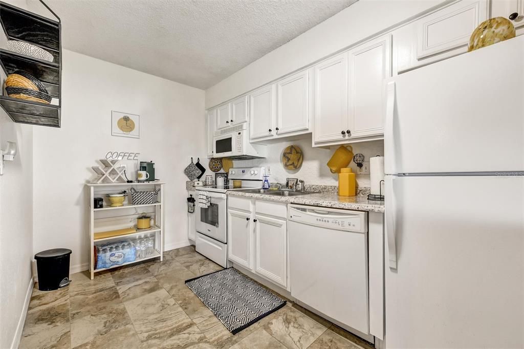 For Sale: $159,000 (2 beds, 2 baths, 1015 Square Feet)