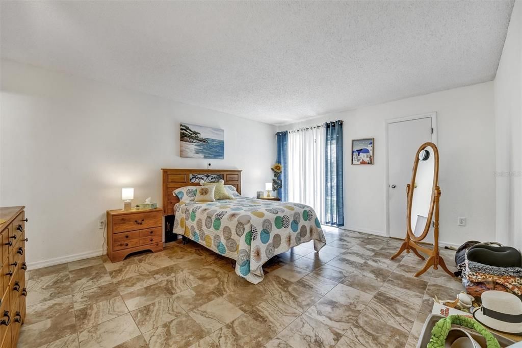 For Sale: $159,000 (2 beds, 2 baths, 1015 Square Feet)