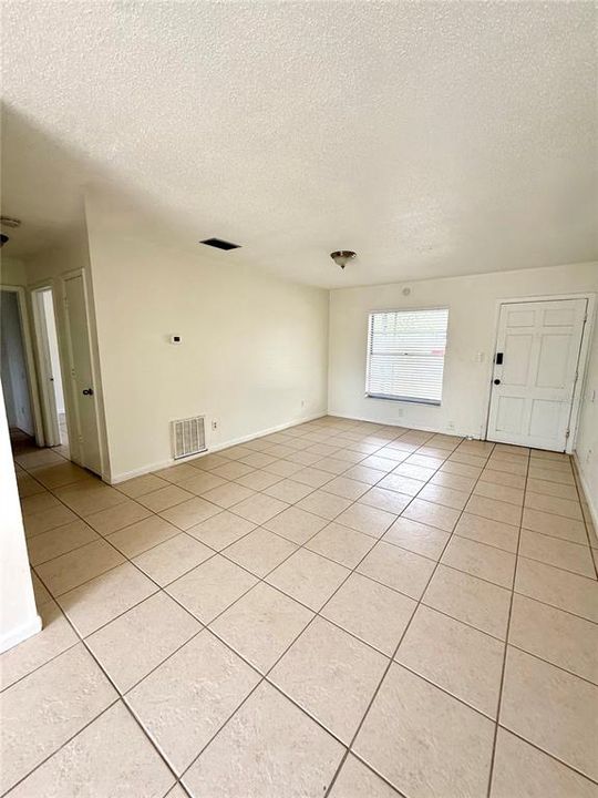 For Sale: $119,000 (1 beds, 1 baths, 702 Square Feet)