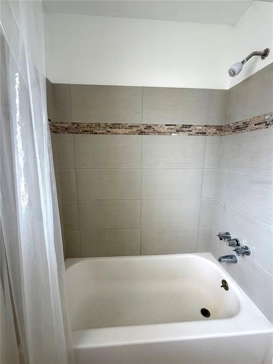 For Sale: $119,000 (1 beds, 1 baths, 702 Square Feet)