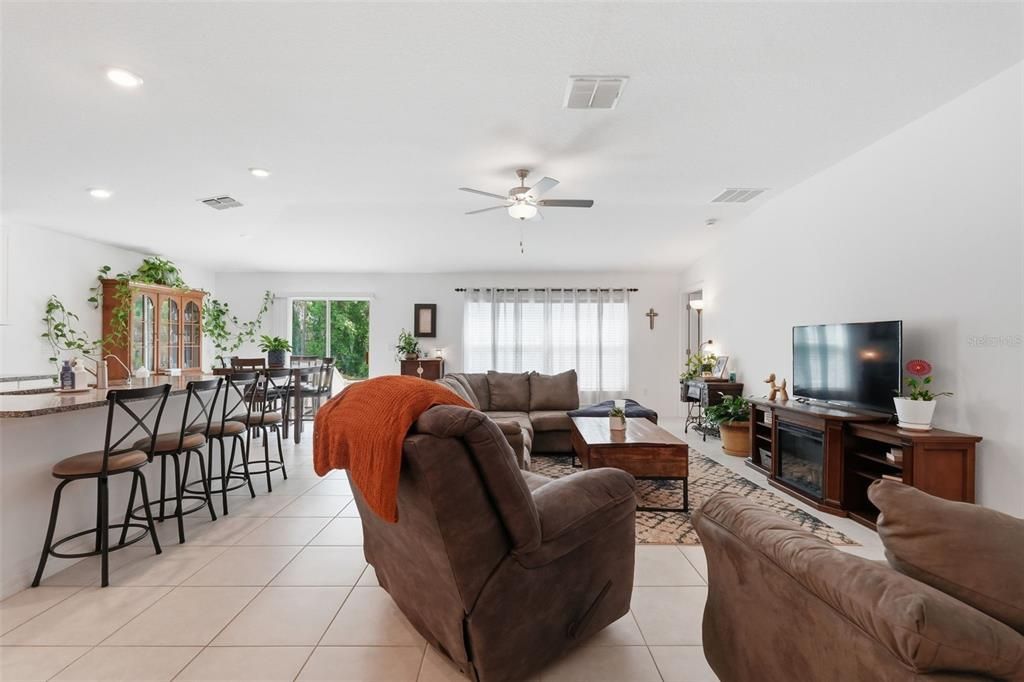 En Venta: $329,900 (4 camas, 2 baños, 1936 Pies cuadrados)