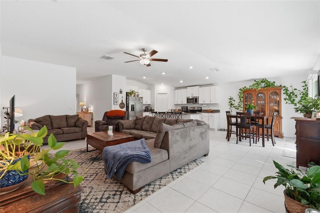 En Venta: $329,900 (4 camas, 2 baños, 1936 Pies cuadrados)