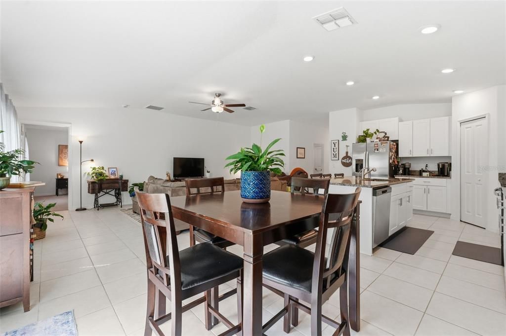 En Venta: $329,900 (4 camas, 2 baños, 1936 Pies cuadrados)
