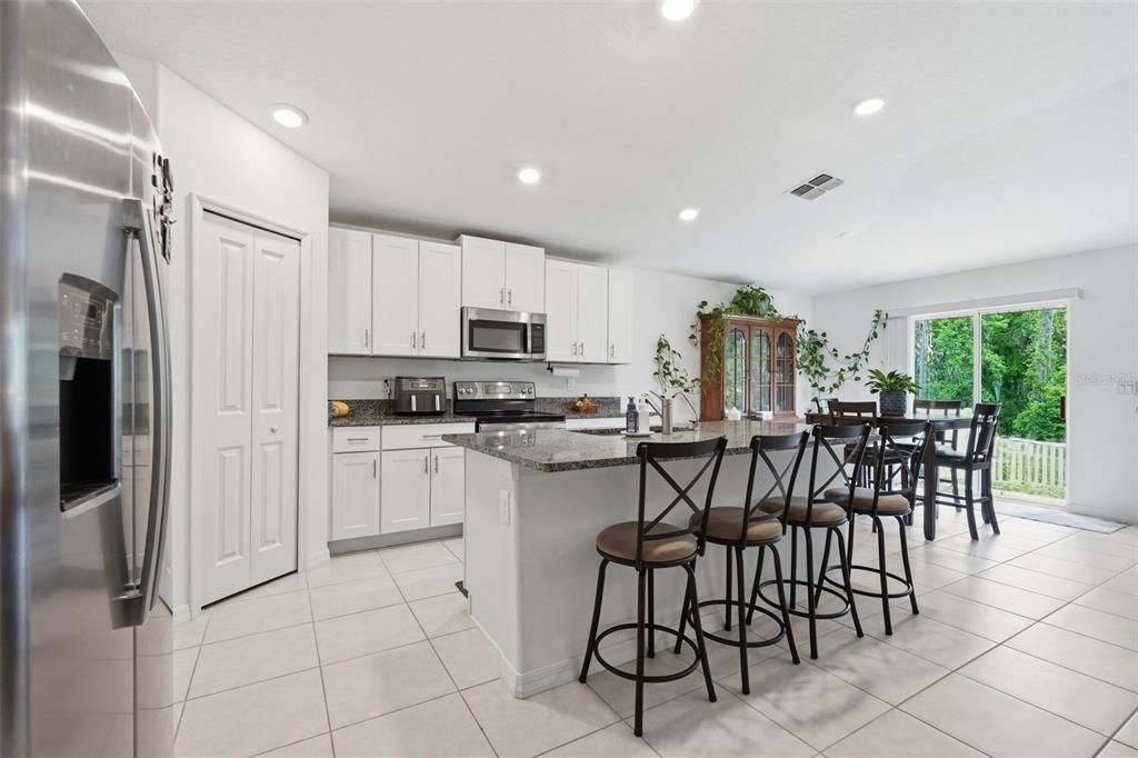 En Venta: $329,900 (4 camas, 2 baños, 1936 Pies cuadrados)