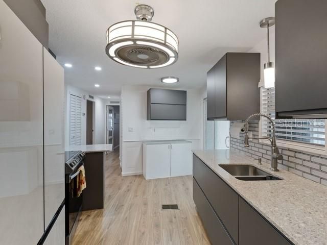 На продажу: $240,500 (2 спален, 2 ванн, 1056 Квадратных фут)