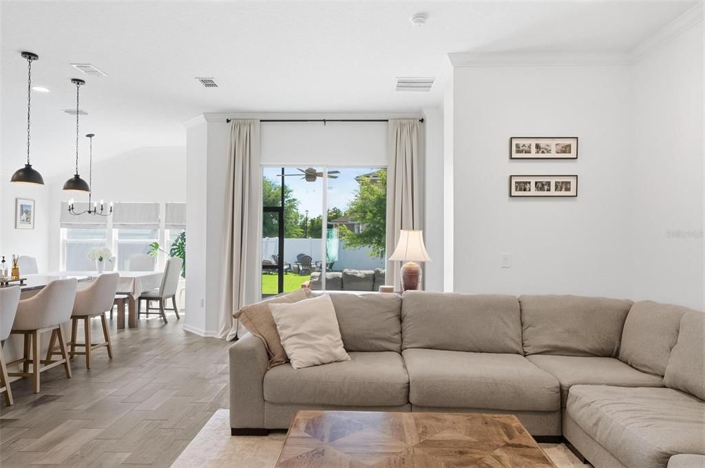 Activo con contrato: $350,000 (3 camas, 2 baños, 1914 Pies cuadrados)