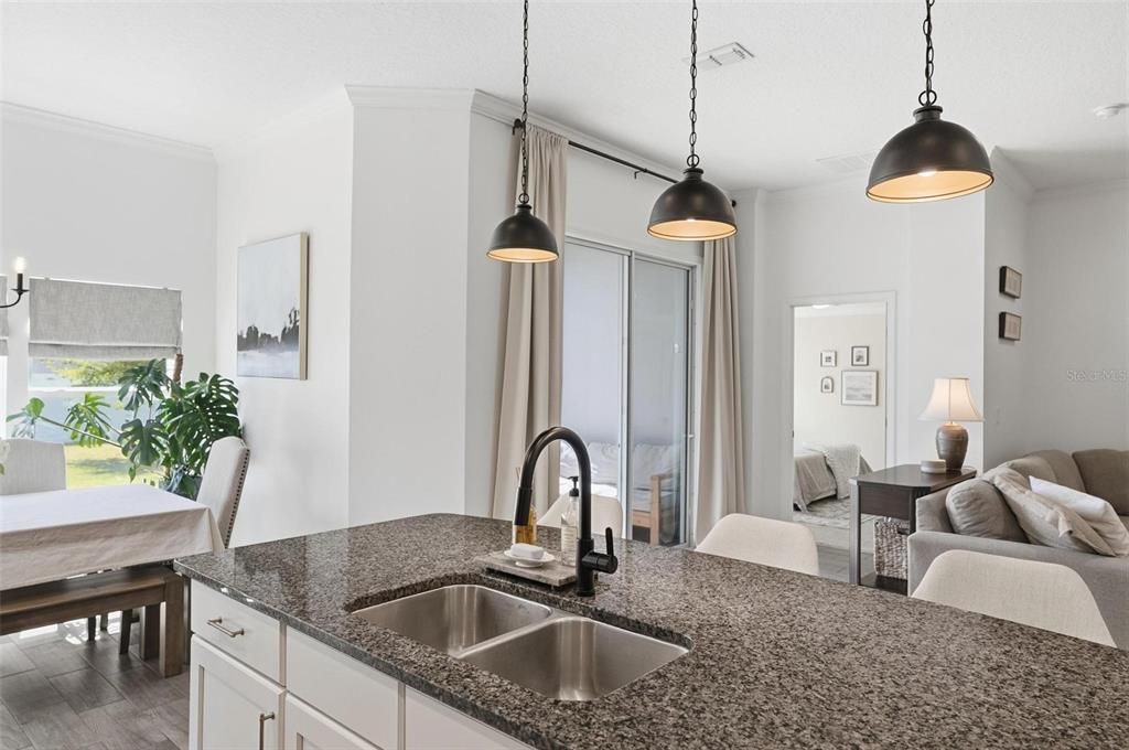 Activo con contrato: $350,000 (3 camas, 2 baños, 1914 Pies cuadrados)