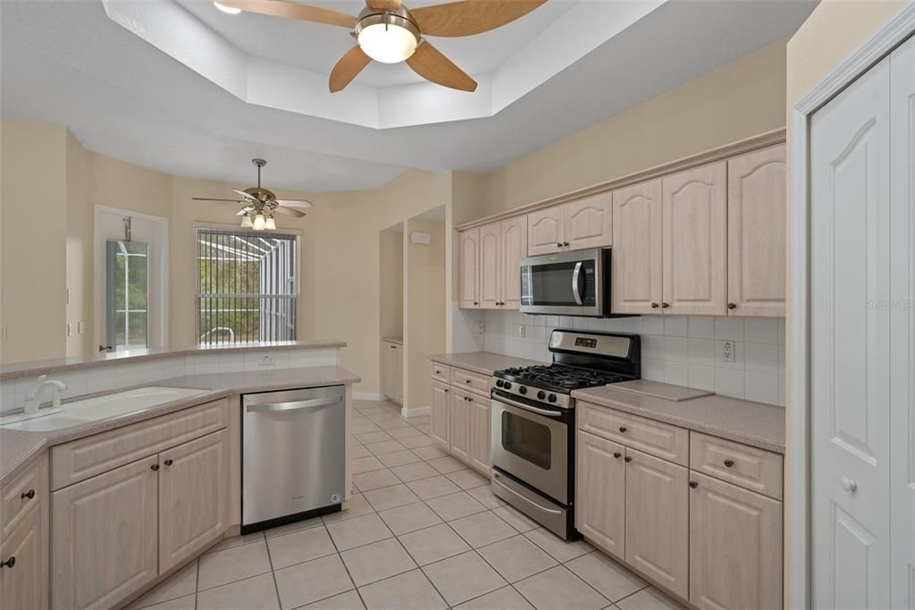 Active With Contract: $425,000 (3 beds, 2 baths, 2189 Square Feet)