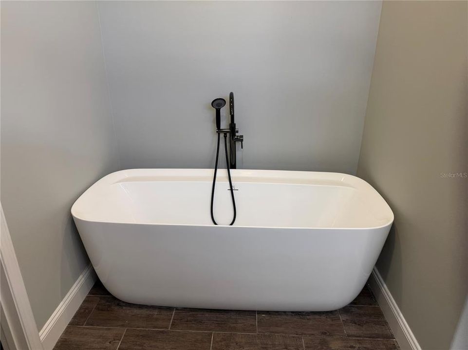 For Sale: $299,900 (4 beds, 2 baths, 2305 Square Feet)