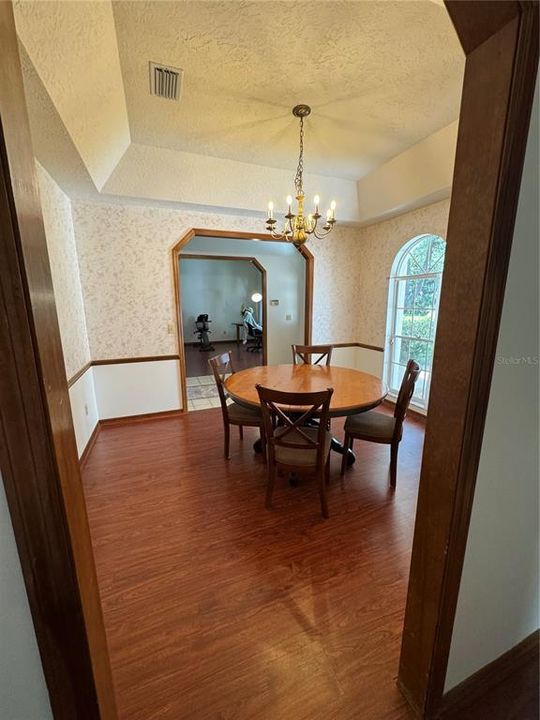 Activo con contrato: $575,000 (4 camas, 2 baños, 2362 Pies cuadrados)