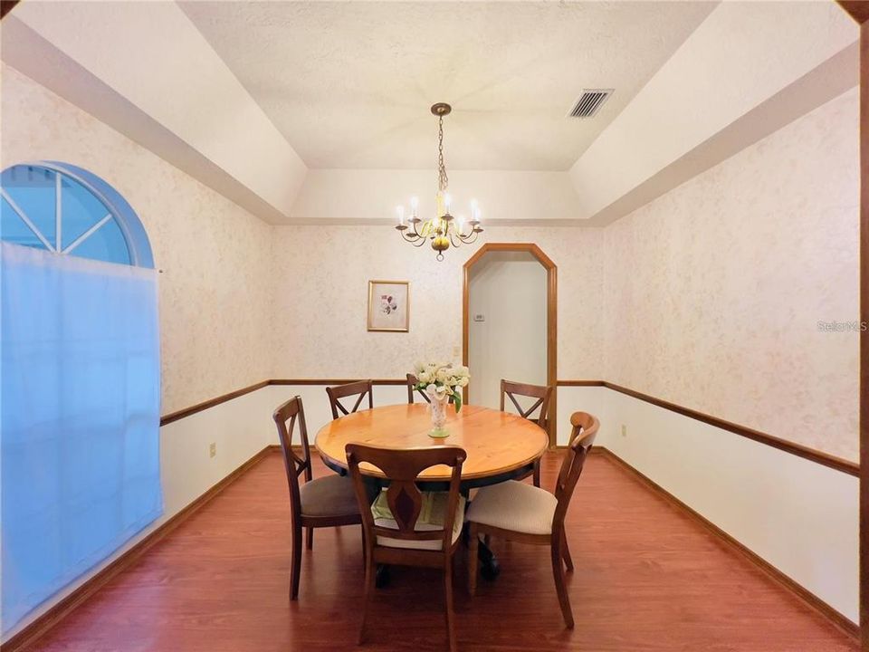 Activo con contrato: $575,000 (4 camas, 2 baños, 2362 Pies cuadrados)