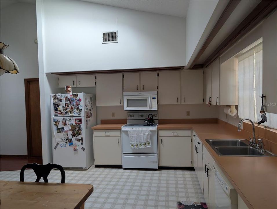 Activo con contrato: $575,000 (4 camas, 2 baños, 2362 Pies cuadrados)