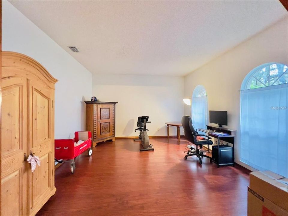 Activo con contrato: $575,000 (4 camas, 2 baños, 2362 Pies cuadrados)