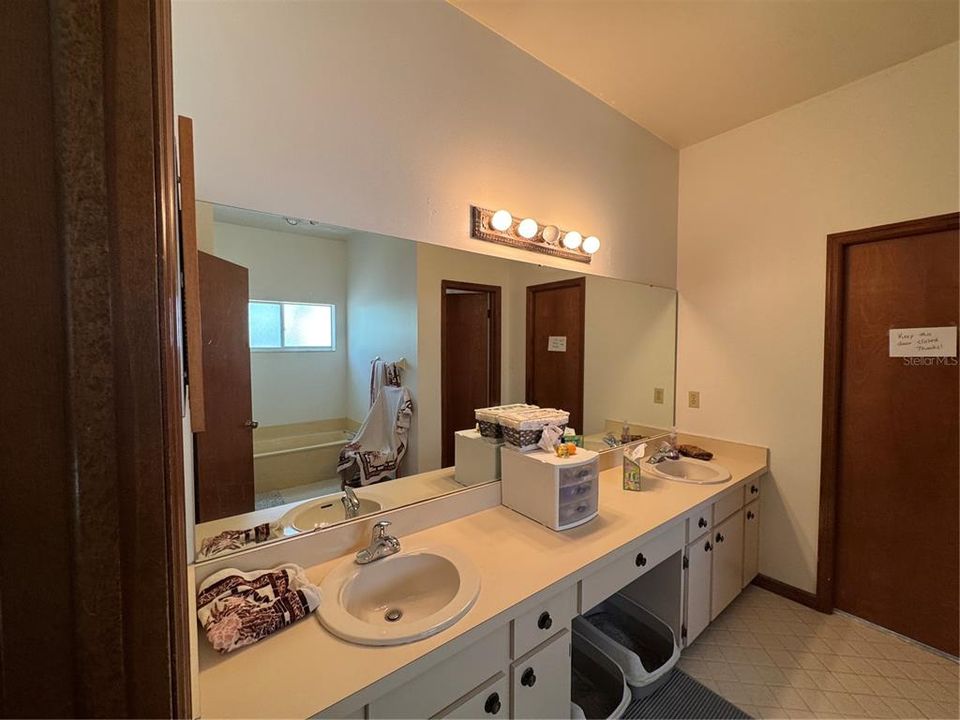 Activo con contrato: $575,000 (4 camas, 2 baños, 2362 Pies cuadrados)