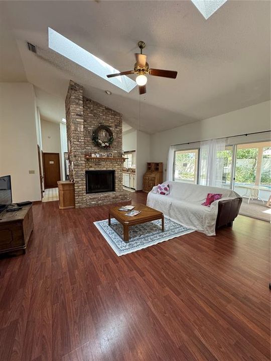 Activo con contrato: $575,000 (4 camas, 2 baños, 2362 Pies cuadrados)
