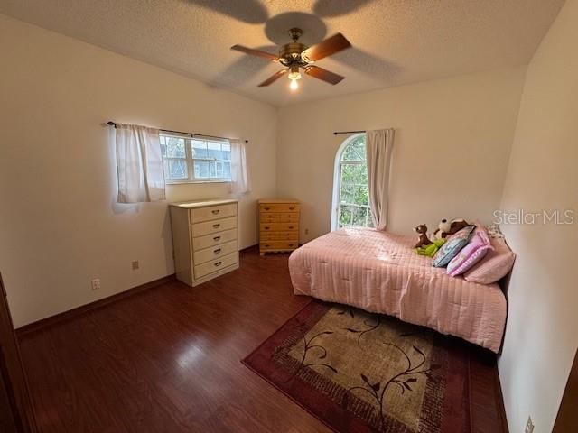 Activo con contrato: $575,000 (4 camas, 2 baños, 2362 Pies cuadrados)
