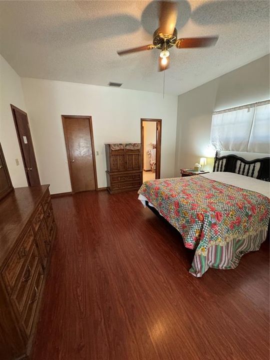 Activo con contrato: $575,000 (4 camas, 2 baños, 2362 Pies cuadrados)