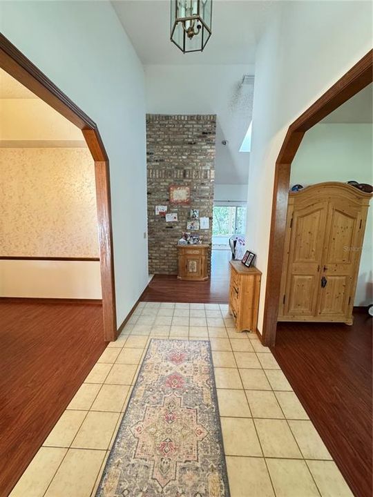 Activo con contrato: $575,000 (4 camas, 2 baños, 2362 Pies cuadrados)