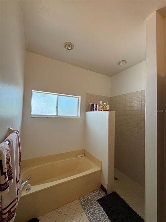 Activo con contrato: $575,000 (4 camas, 2 baños, 2362 Pies cuadrados)