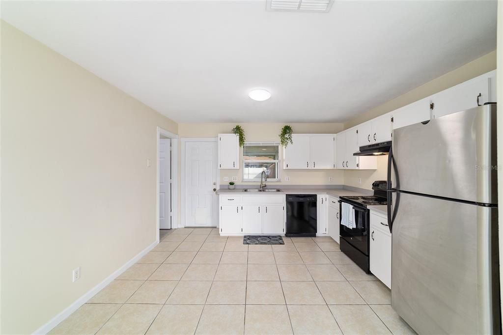 Activo con contrato: $219,900 (3 camas, 2 baños, 1188 Pies cuadrados)