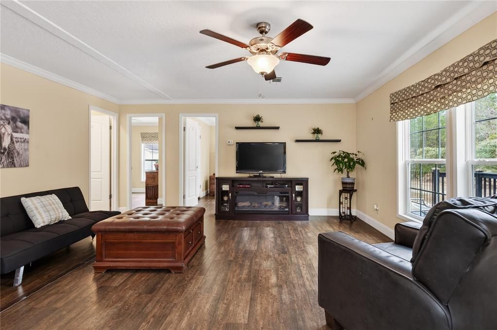 For Sale: $299,000 (3 beds, 2 baths, 1248 Square Feet)
