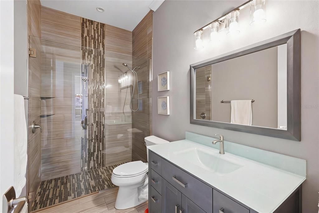 Activo con contrato: $3,950,000 (5 camas, 5 baños, 4871 Pies cuadrados)