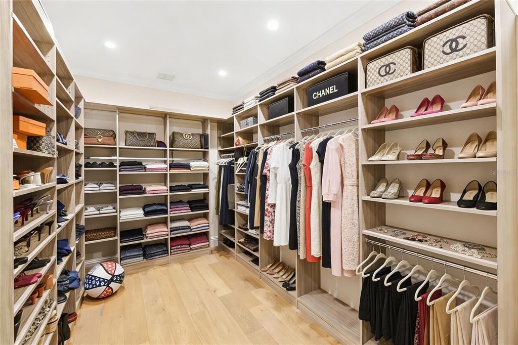 Activo con contrato: $3,950,000 (5 camas, 5 baños, 4871 Pies cuadrados)