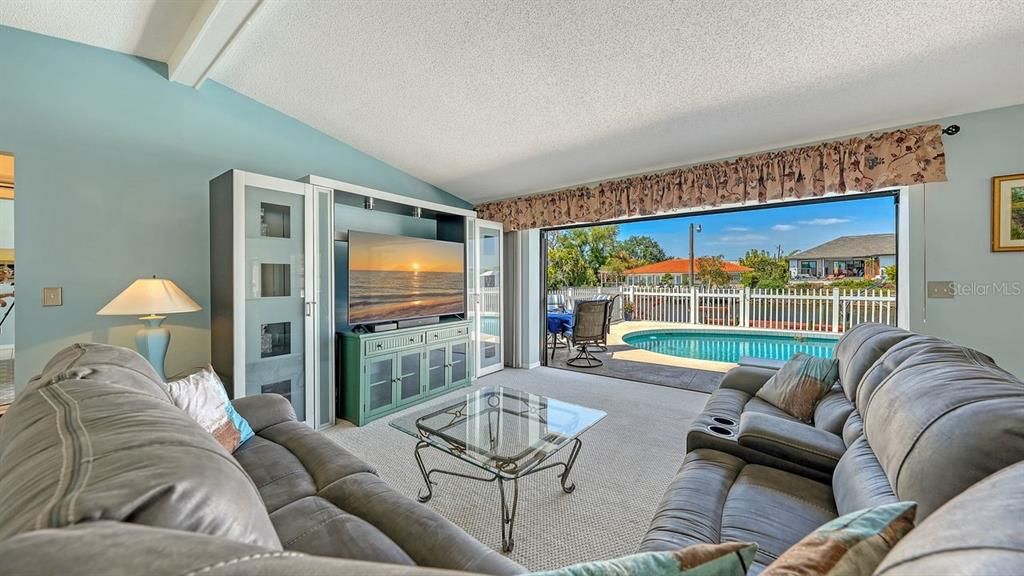 For Sale: $510,000 (2 beds, 2 baths, 1214 Square Feet)