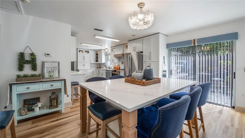 En Venta: $992,000 (4 camas, 3 baños, 2799 Pies cuadrados)